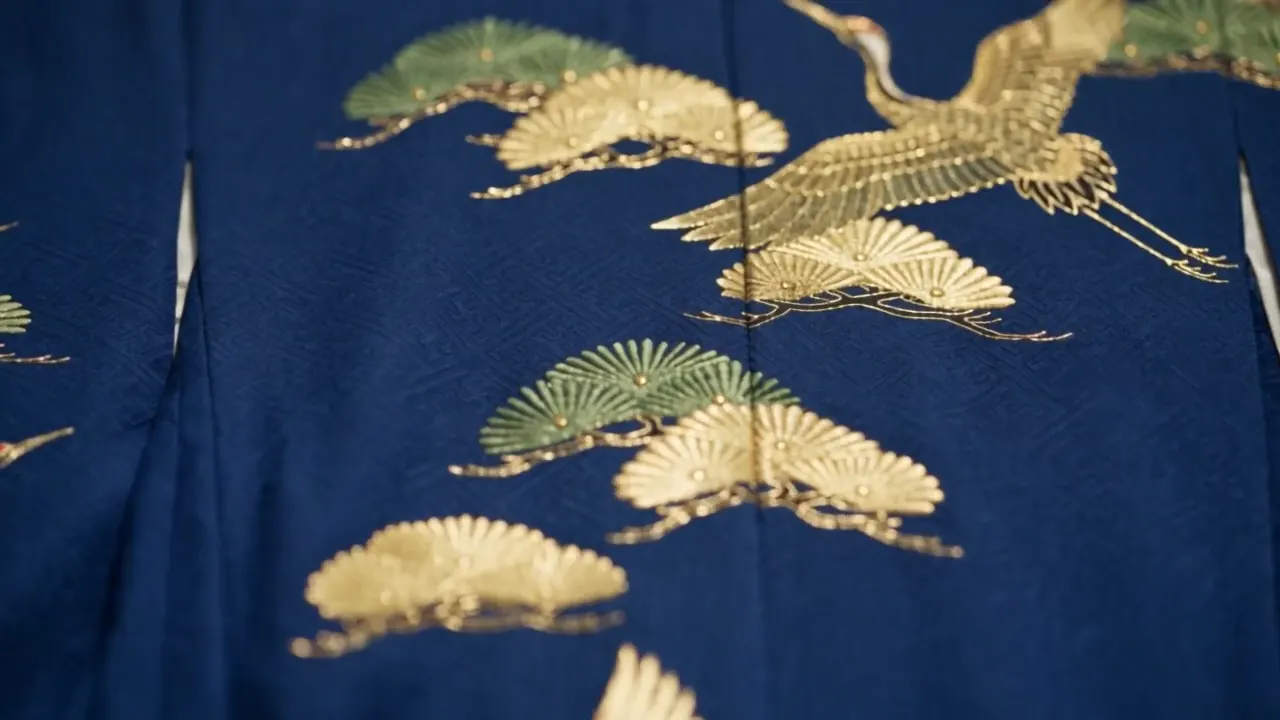 紺地に金糸の鶴の刺繍（イメージ）