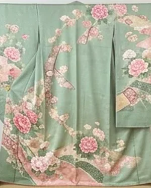 淡い若草色に牡丹の振袖（イメージ）