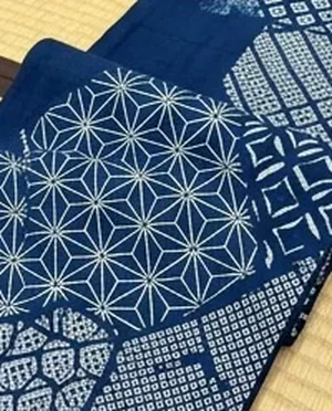 藍染の麻の葉模様の反物（イメージ）