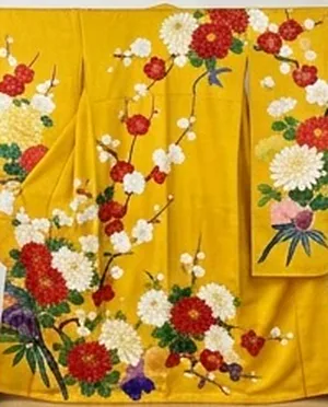 山吹色の地に梅と菊の振袖（イメージ）