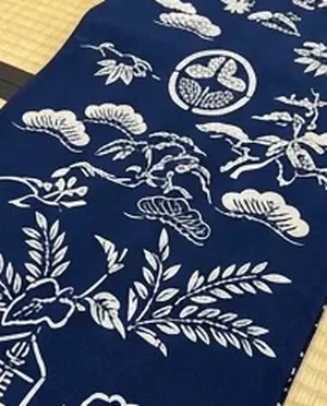 藍地に白抜きの型染め（イメージ）